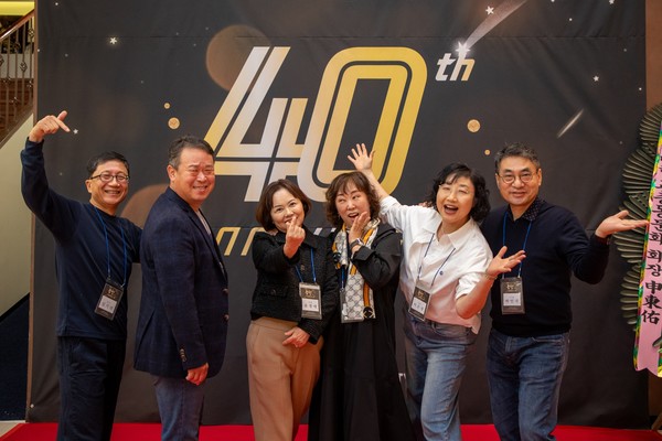 ▲ 15일 서울 디노체컨벤션에서 열린 '84학번 입학 40주년 홈커밍데이' 행사에서 84동기회 동문들이 기념사진을 촬영하고 있다.