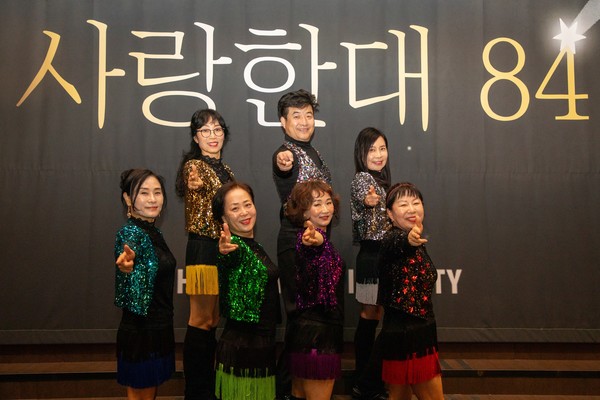 ▲ 15일 서울 디노체컨벤션에서 열린 '84학번 입학 40주년 홈커밍데이' 행사에서 84동기회 동문들이 기념사진을 촬영하고 있다.