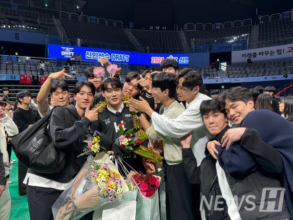 ▲ 박 씨는 "중학교 때부터 10년간 프로농구만을 꿈꿔왔기 때문에 말로 표현할 수 없을 정도로 좋았다"며 "과분한 축하를 받은 것 같아 주변 분들에게 감사하다"고 말했다. © 박성재 학생