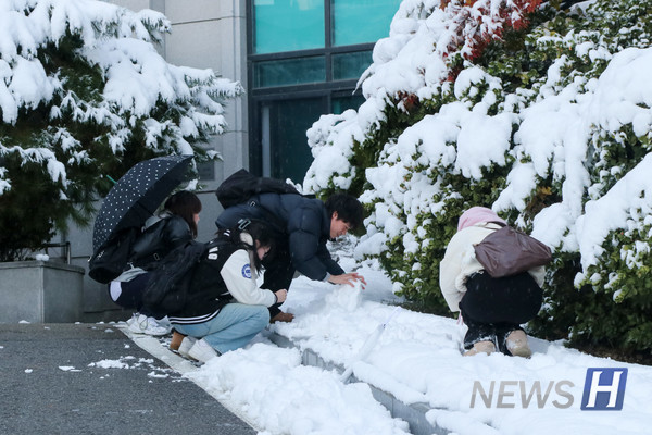 ▲ 어린 시절로 돌아간 듯 설레는 마음으로 눈사람을 만들고 있는 학생들.