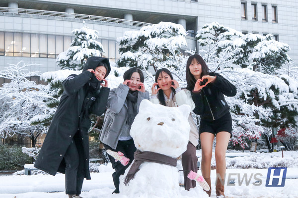 ▲ 신성경(정책학과 3) 씨는 "오로지 눈사람이 완성될 순간만을 기대하며 눈덩이를 굴렸고, 이 순간이 참 소중한 추억으로 남을 것 같다"며 친구들과 함께 만든 눈사람 '박빙이'를 뽐냈다.