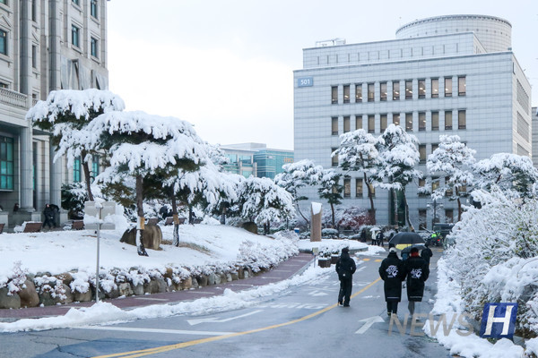 ▲ 백남학술정보관으로 향하는 길을 뒤덮은 눈이 신비로운 느낌을 자아낸다. 