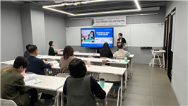 김성희 창의융합교육원 교수의 사회로 이주배경청소년과 노인 복지에 대한 논의가 진행되고 있다.