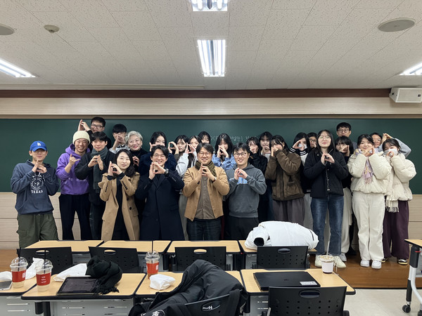 '브라운백 시리즈' 행사를 성황리에 마친 사범대학 교수 및 학생