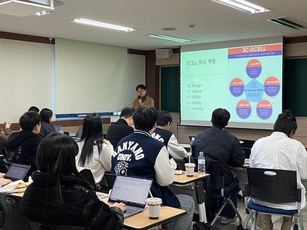 1주차 강의를 진행중인 조병영 국어토토사이트 블랙티비과 교수와 경청하는 학생들