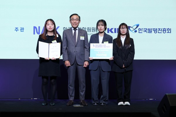▲한국공학한림원 회장상을 수상한 문민영 노수연 권윤서 팀