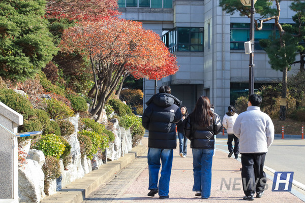 ▲ 히터가 답답할 땐 캠퍼스를 거닐며 상쾌한 공기를 맞이해본다.