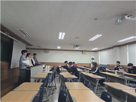 수강생들이 박병찬 토토사이트 모멘트 대표와 함께 프로젝트에 대해 토의하고 있다.