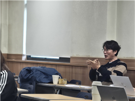 박병찬 토토사이트 모멘트 대표가 학생들에게 프로젝트에 대해 질문하고 있다.