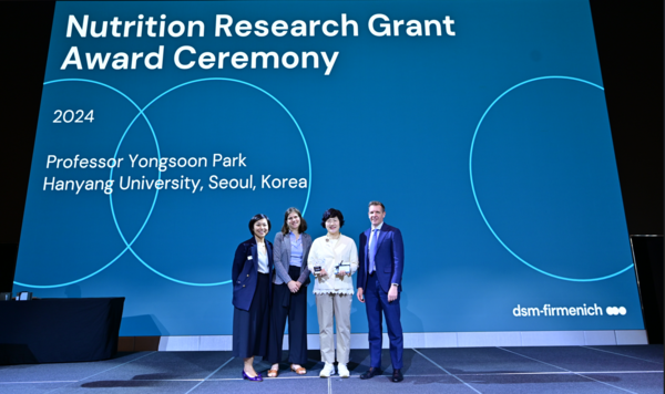 ▲ 박용순 식품영양학과 에볼루션 바카라(오른쪽에서 두 번째)가 2024 Nutrition Research Grant 수상자로 선정됐다.