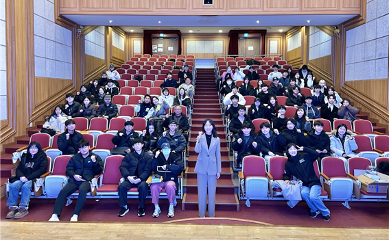 바카라 프로그램코리아 권정윤 공저자가 강연에 참가한 학생들과 기념 촬영을 하고 있다.