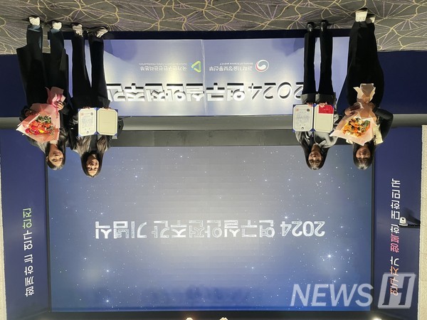 ▲ 이승현 교수가 지도한 임주아, 황현주, 김지윤, 김수현(ERICA캠퍼스 화학분자공학과 2) 학생들이 ‘2024년 연구실 안전 콘텐츠 및 우수사례 공모전'에서 최고상을 수상했다. ⓒ 이승현 교수