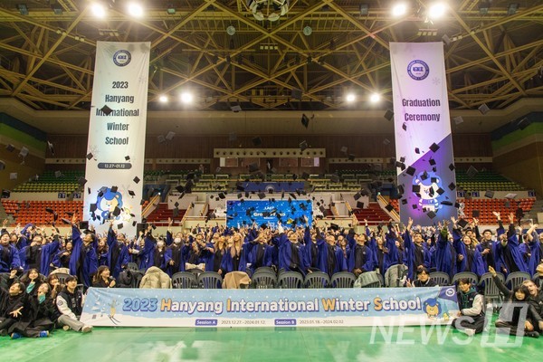 ▲ 토토사이트 은행 조회서 Global Lions annually runs an international summer school, which concludes with a graduation ceremony. ⓒ 토토사이트 은행 조회서 Global Lions