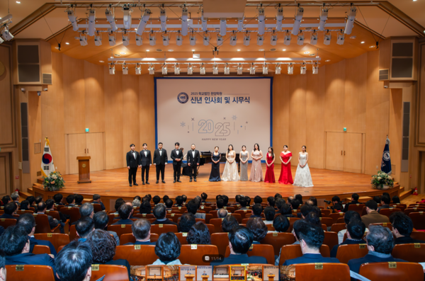 지난 2일 오전 11시 서울캠퍼스 백남음악관온라인카지노 개최된 '학교법인 한양학원 신년 인사회 및 시무식'에서 참석자들이 교가를 제창했다.