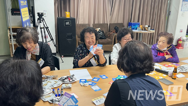 ▲ 郑同学为城东区砂斤洞老年福利馆的老年人们们提供了电影教育奉献服务。 ⓒ 郑夏敏同学
