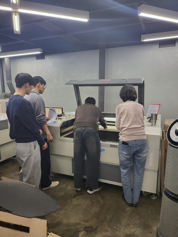 ▲ 학생들이 Industry 4.0 토토사이트 panda에 설치된 3D 프린트와 관련한 실습을 진행하고 있는 모습. ⓒ Industry 4.0 토토사이트 panda