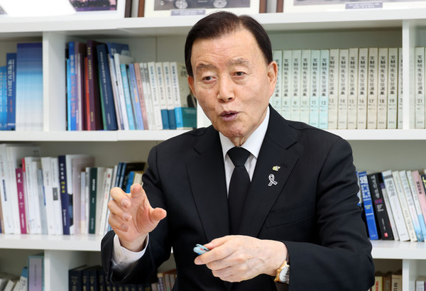 ▲한국농수산식품유통공사 사장 홍문표 동문(출처:세계일보)