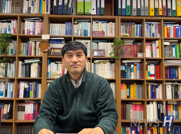 ▲ 송 교수가 지난 30년동안 토토나라 먹튀검증사이트 에 대해 연구해 온 내용을 담은 '법인론' 신정판을 출간했다. ⓒ 김경하 기자 