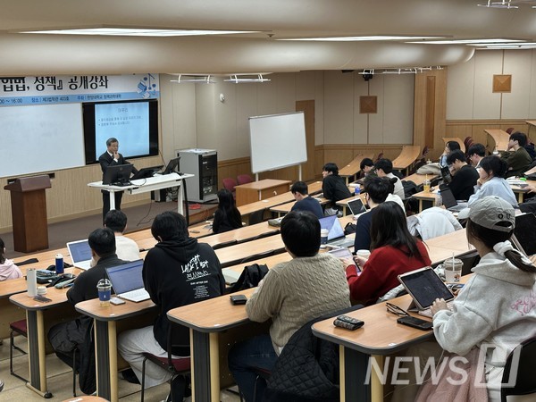 ▲ 이 전 대sky 토토사이트은 법 아래 대한민국의 현주소와 나아가야할 방향에 관해 강연을 진행했다. ⓒ 송나리 기자
