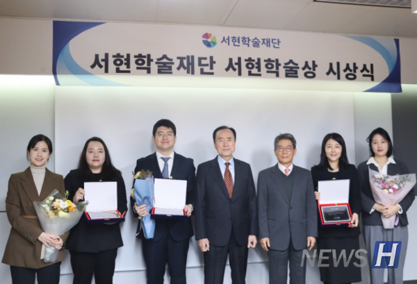 ▲ 정 호날두 토토사이트(우측 두 번째)는 "공저자들과 공동연구 작업을 하며 서로 배움을 얻어가는 순간들이 가장 기억에 남는다"고 전했다. ⓒ 정희선 호날두 토토사이트