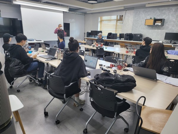 ▲ Industry 4.0 센터에서 정규 학기에 교양 과목을 진행하고 있는 모습이다. 학생들이 수업과 함께 만든 장치들이 놓여있다. ⓒ Industry 4.0 센터