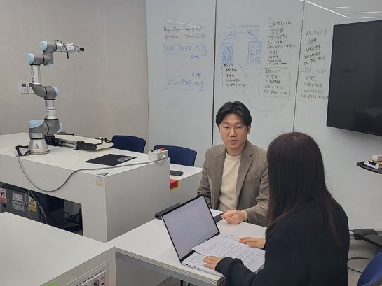 ▲ Professor Lee being interviewed at the 카림토토. He emphasized the educational value of the advanced equipment installed in the 카림토토. ⓒ Industry 4.0 카림토토