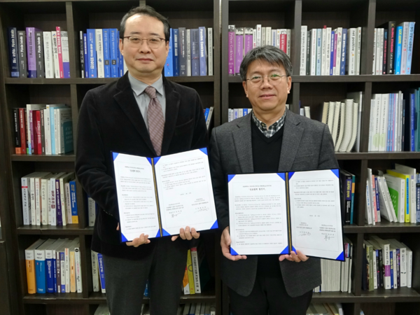 (From Left) Yang Jae-yong, CEO of Impact Society Co. Ltd., and Hwang Seung-June, Director of the Institute For Knowledge Services