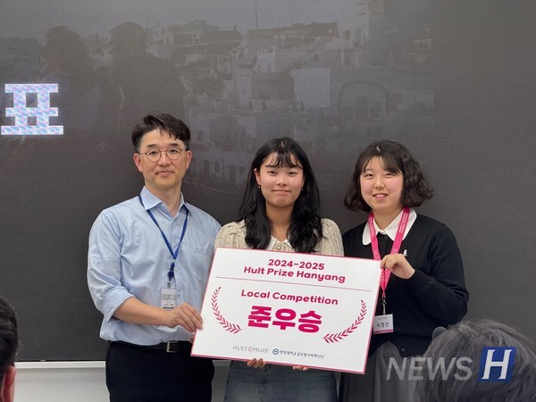 ▲ Yeo (in the middle) said, "I want to share the credit with the members of the entrepreneurship club 'Lower' (Kim Da-in, Shin Ji-sub, Lee Seung-hyun, Cho Ha-bin, Choi Hee-soo) whom I've working with since last year." ⓒ Ha Seo-yeon