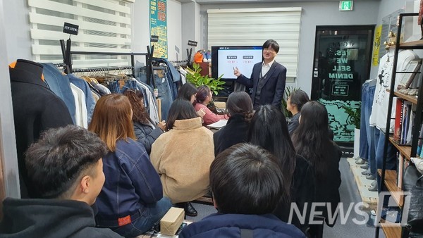 ▲ 조영탁(경제학과 89, 現 경제금융학부) 씨는 국세청 서기관으로서의 공무 외에도 봉제 소상공인들과 의류 관련 창업을 준비 중인 청년들을 위해 오랜 기간 동안 세무 상담과 강의를 이어오고 있다. ⓒ 조영탁 동문