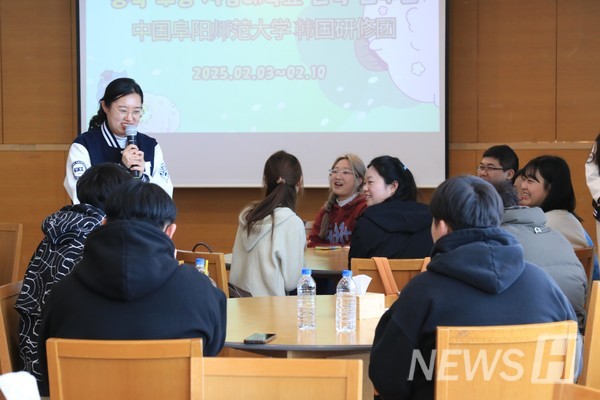 ▲ 메이저 바카라 사이트 국제교육원의 윤혜원 직원이 멘티들에게 소감을 물어보고 있는 모습. 윤 씨는 멘티들에게 소감을 묻는 가운데 자신의 소감을 전하며 아쉬움 속에 눈물을 훔치는 모습을 보였다. ⓒ 이윤서 기자