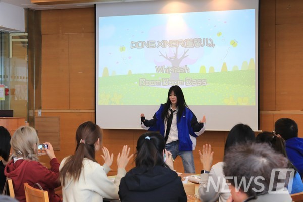 ▲ 멘티로 참가한 푸양사범메이저 바카라 사이트교 학생이 장기자랑을 하고 있는 모습. 멘티들은 K-POP의 안무를 따라 추거나 부르는 등 한국 문화에 높은 관심을 보였다. ⓒ 이윤서 기자