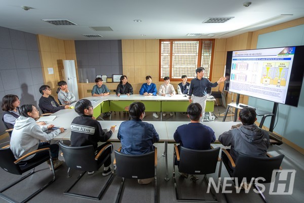 ▲ As the Department Chair of the Department of Nanoscale Semiconductor Engineering, Professor Park accompanies many students' journey of finding joy by leading Advanced Convergence Semiconductors Innovation LAB. ⓒ Professor Park Jin-sub