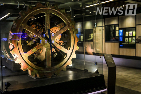 ▲  A clock-shaped sculpture in the fourth exhibition space