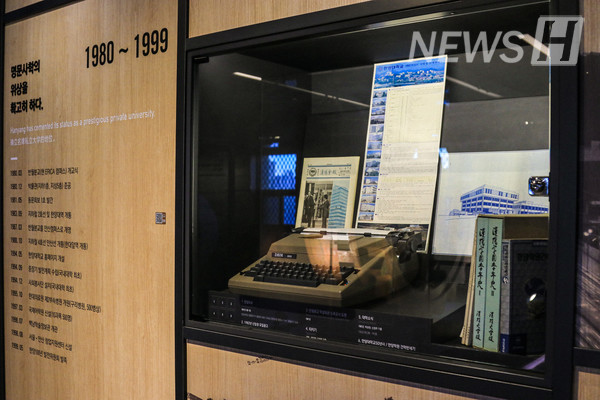▲ Artifacts in the third exhibition space, including freshmen recruitment advertisement of the past and the blueprint of the Student Union