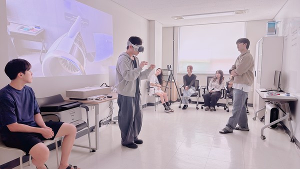 ▲ Students in the "AI 토토사이트 w Prototyping" course actively experimenting with extended reality technology, which was the focus in fall 2024. ⓒ Professor Han Ji-eun