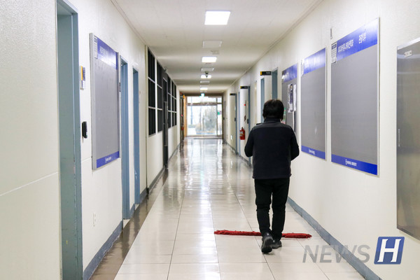 ▲ 사회과학대학 건물도 깨끗한 관리를 위해 기름칠을 주기적으로 시행한다.