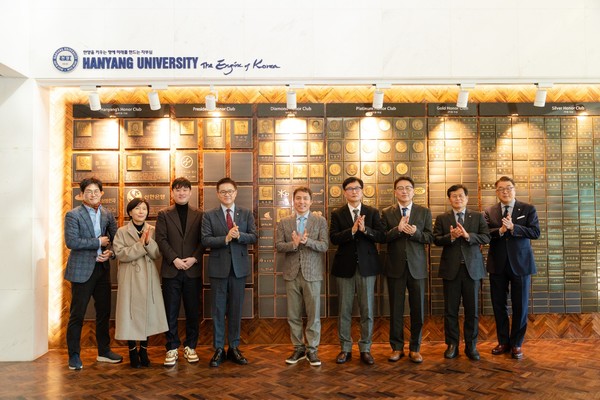 △ 명예의 전당 헌액식 후 기념사진을 촬영하고 있다.