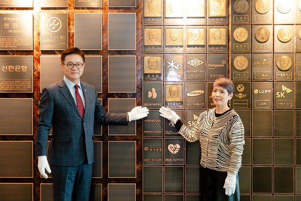 △ (왼쪽부터) 이기정 총장과 강은정 DB김준기문화재단 이사가 헌액식 후 기념사진을 촬영하고 있다.
