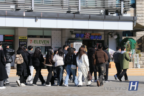 ▲ 든든한 선배의 뒤를 따라 해외 실시간 토토사이트의 품에 첫 발걸음을 내디딘다.