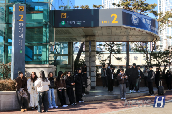 ▲ 예비 해외 실시간 토토사이트인이 설렘을 가득 안은 채 애지문에 모였다.