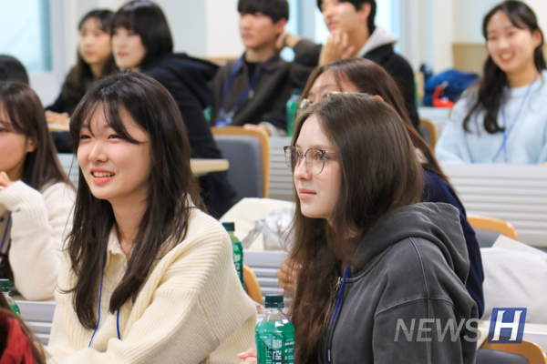 ▲ 미디어커뮤니케이션학과 미리 배움터 행사에 집중하는 학생의 모습.