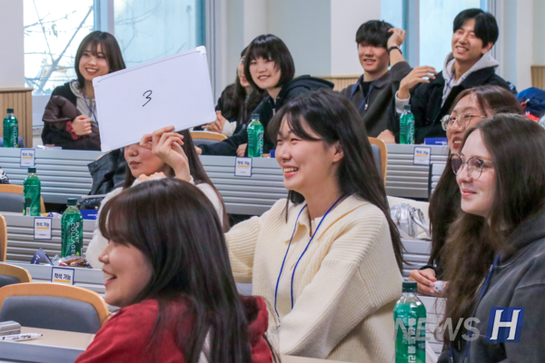▲ 팀별 레크리에이션을 즐기며 활짝 웃어 보이는 학생들.