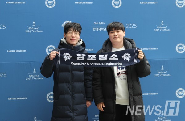 ▲ 올림픽 체유관 앞에 설치된 포토부스에서 신입생들이 사진을 찍는 모습. 입학식을 축하하기 위해 학교 내부에는 포토부스, 총장네컷 등의 이벤트성 부스가 설치됐다. ⓒ 이윤서 기자