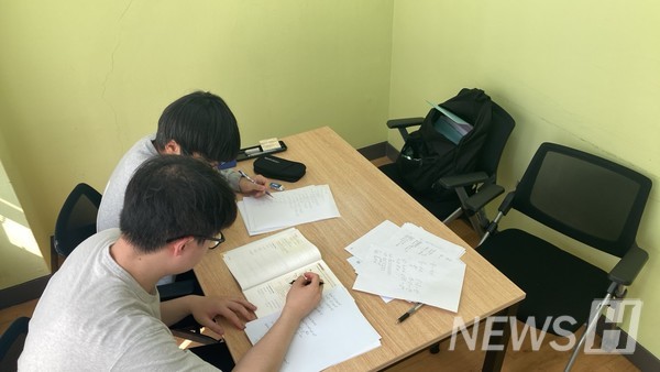 ▲박 씨가 학교 밖 토토사이트 has jinju을 대상으로 교과목 멘토링을 진행하고 있는 모습. ⓒ 박재홍 학생