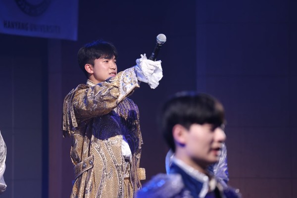 ▲ 한양대학교 응원단 RHooters(이하 루터스)가 1시간 동안 새내기들에게 강렬한 한양의 응원곡들을 선보였다. 