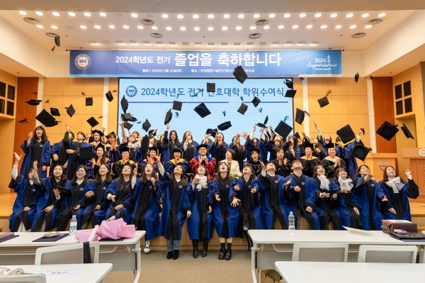 On February 20, graduates who attended the 2024 Spring Commencement Ceremony at Hanyang University's Seoul Campus in Seongdong-gu, are taking commemorative photos. A total of 3,775 degrees were awarded at the 2024 Spring Commencement, including 357 doctoral degrees, 1,014 master's degrees, and 2,404 bachelor's degrees. 