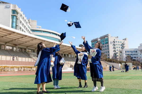 On February 20, graduates who completed the Commencement Ceremony at Seoul Campus  are taking commemorative photos.