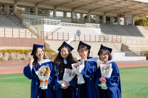 On February 20, graduates who completed the Commencement Ceremony at Seoul Campus  are taking commemorative photos.