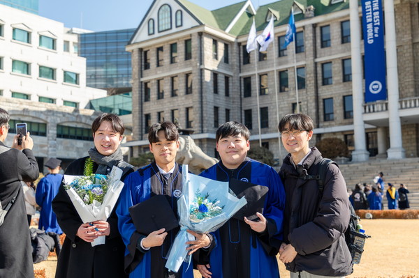 On February 20, graduates who completed the Commencement Ceremony at Seoul Campus  are taking commemorative photos.