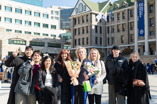 On February 20, graduates who completed the Commencement Ceremony at Seoul Campus  are taking commemorative photos.